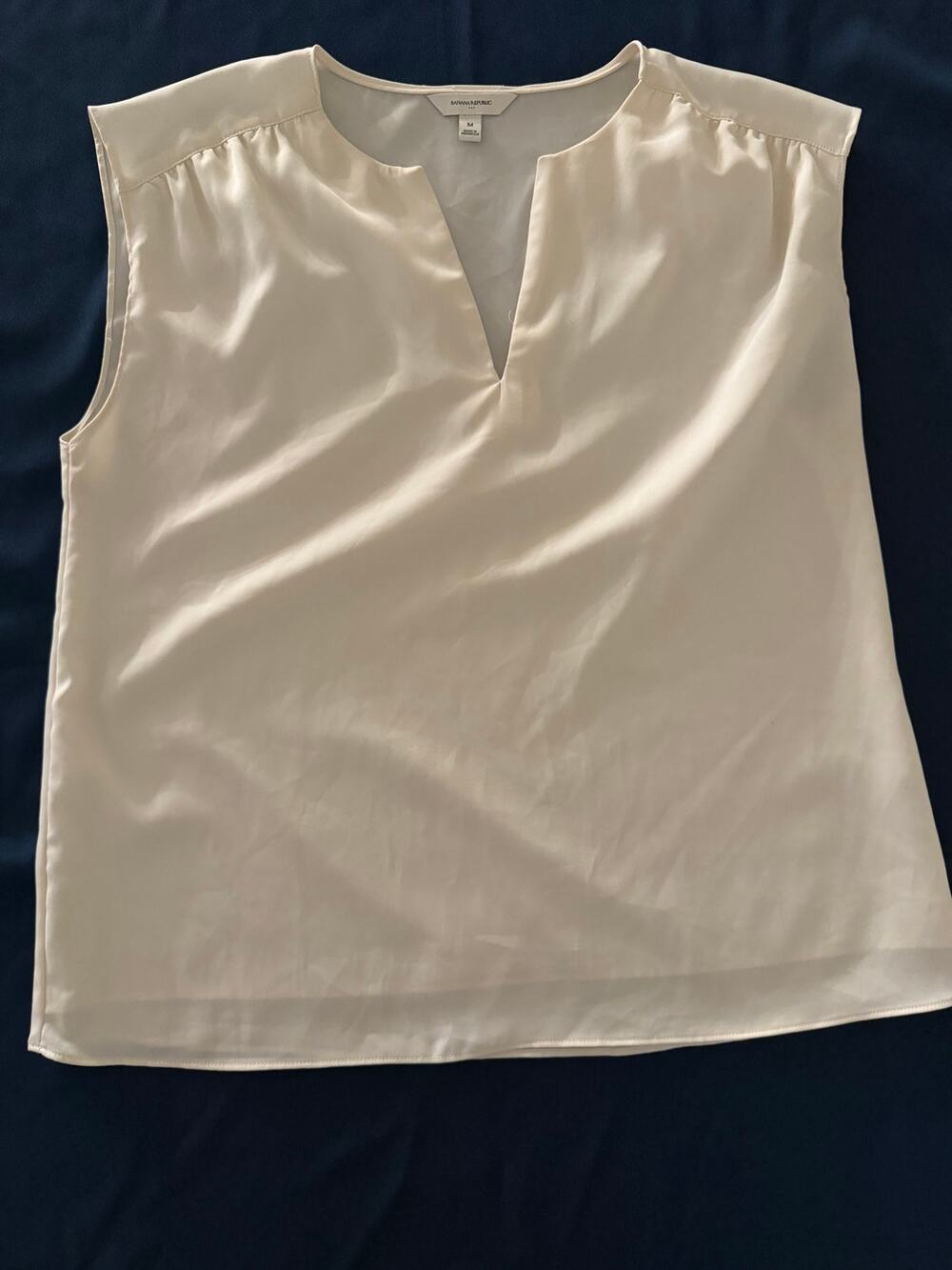 Banana Republic Ivory Cream Split V Neck Sleeveless Blouse M